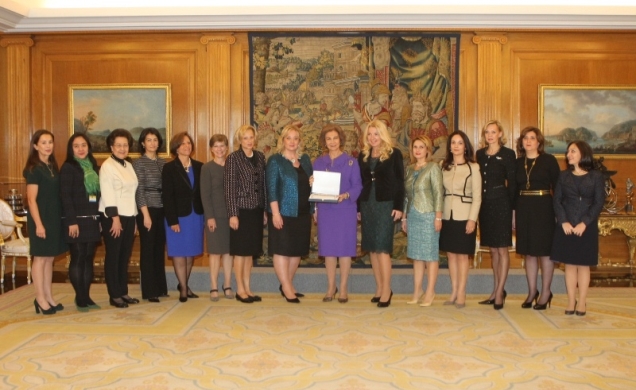 Fotografía de grupo de Su Majestad la Reina con una representación de la Asociación Internacional de Diplomáticos en España